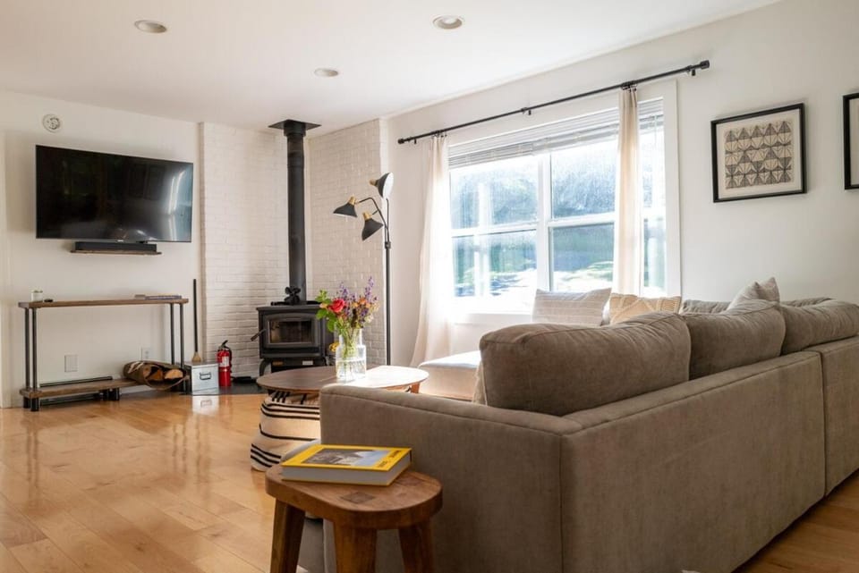 Stylish Catskills Escape Near Town & Trails House in Hudson Valley