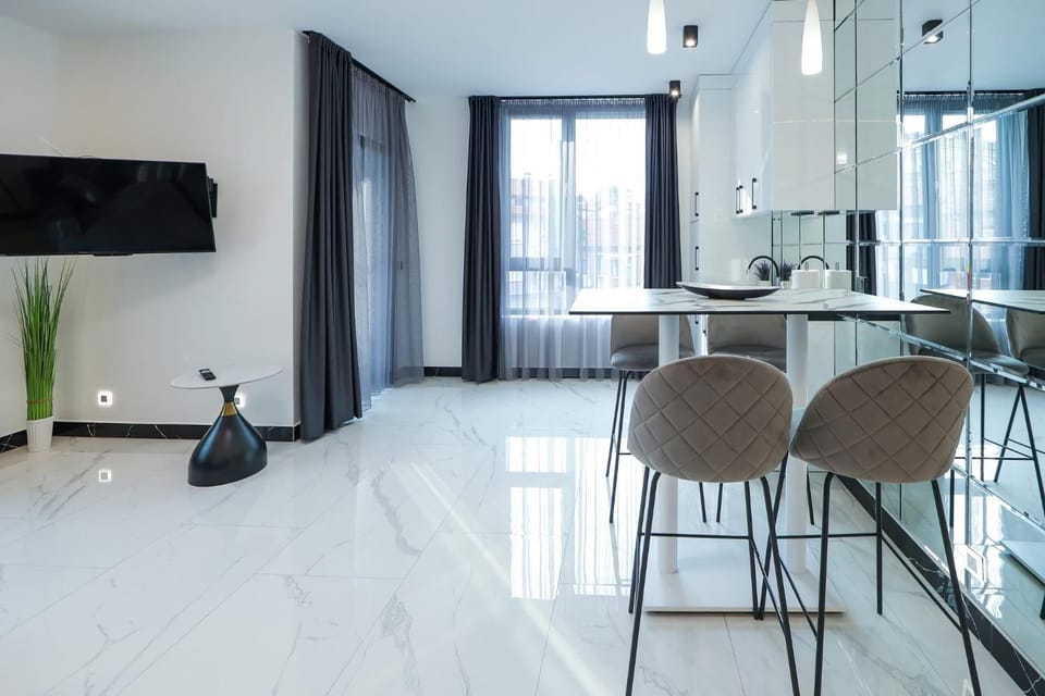 TV and multimedia, Kitchen or kitchenette, Living room, Seating area, Dining area
