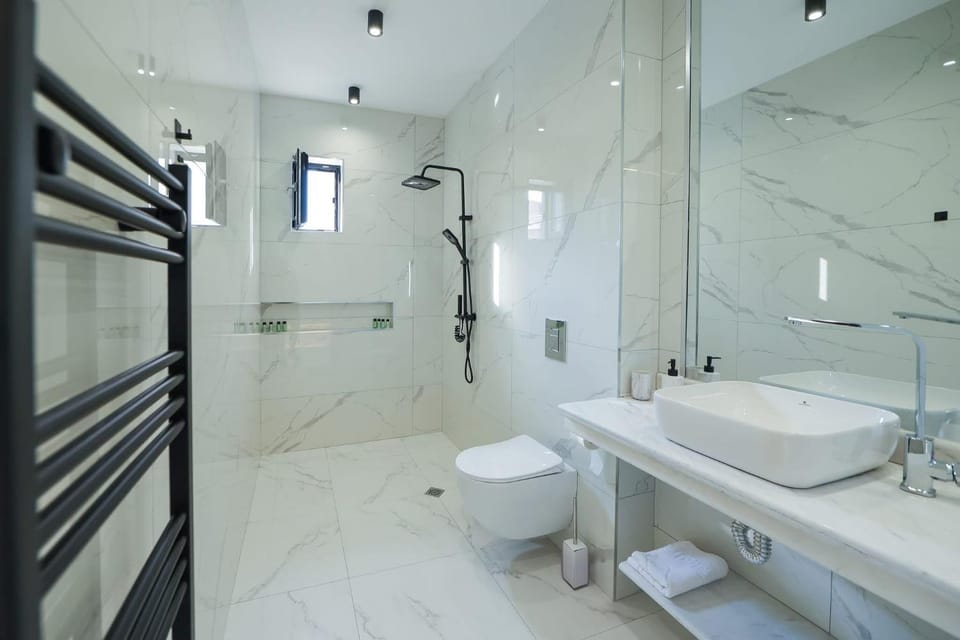 Shower, Toilet, Bathroom, towels