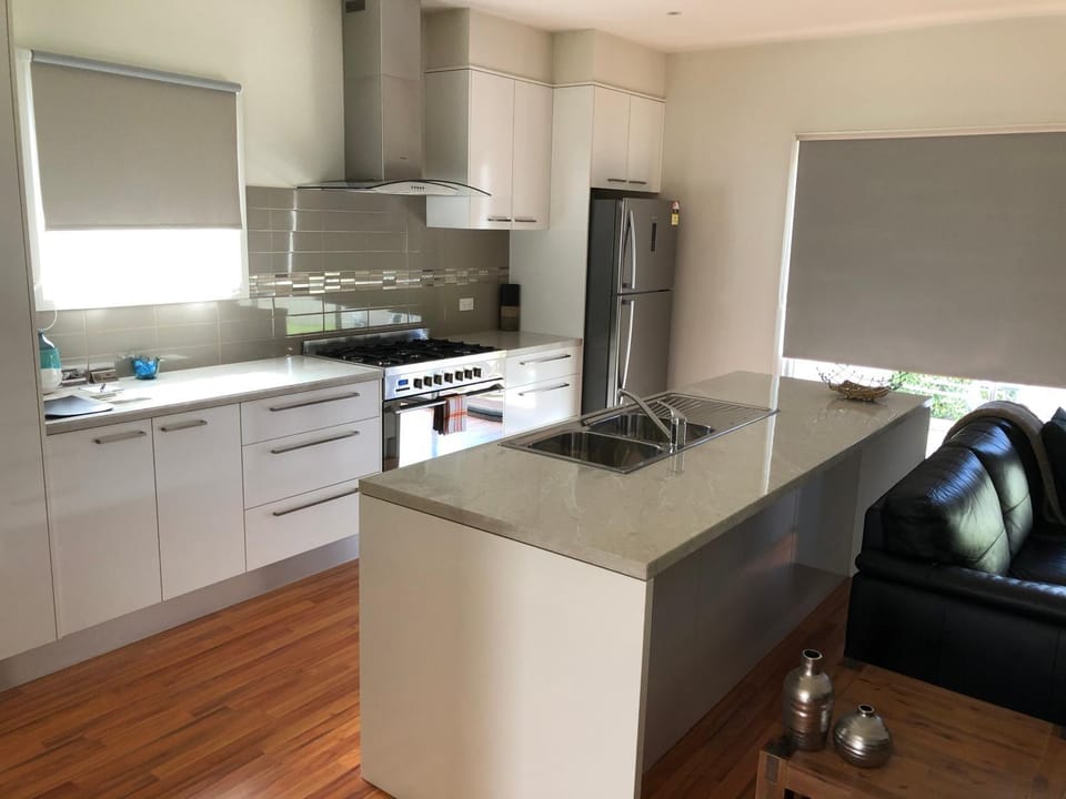 Lbarza Stylish 3BR Central Serviced Apartment Apartment in Shepparton