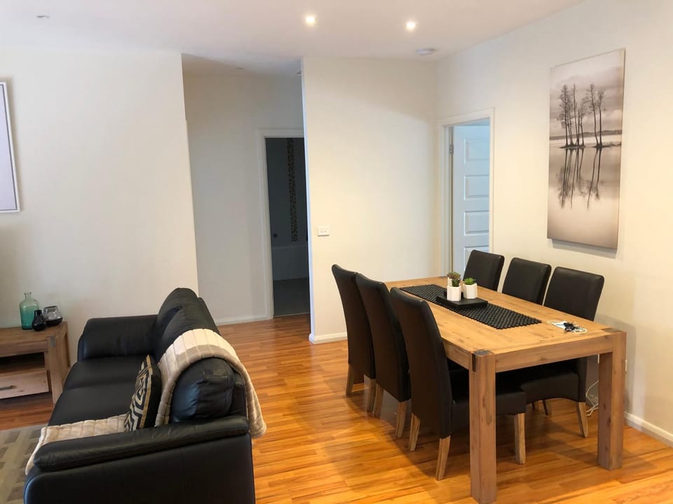 Lbarza Stylish 3BR Central Serviced Apartment Apartment in Shepparton