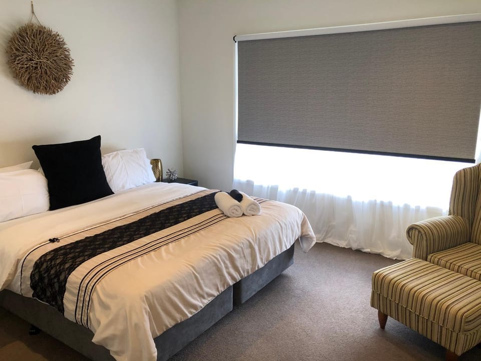 Lbarza Stylish 3BR Central Serviced Apartment Apartment in Shepparton