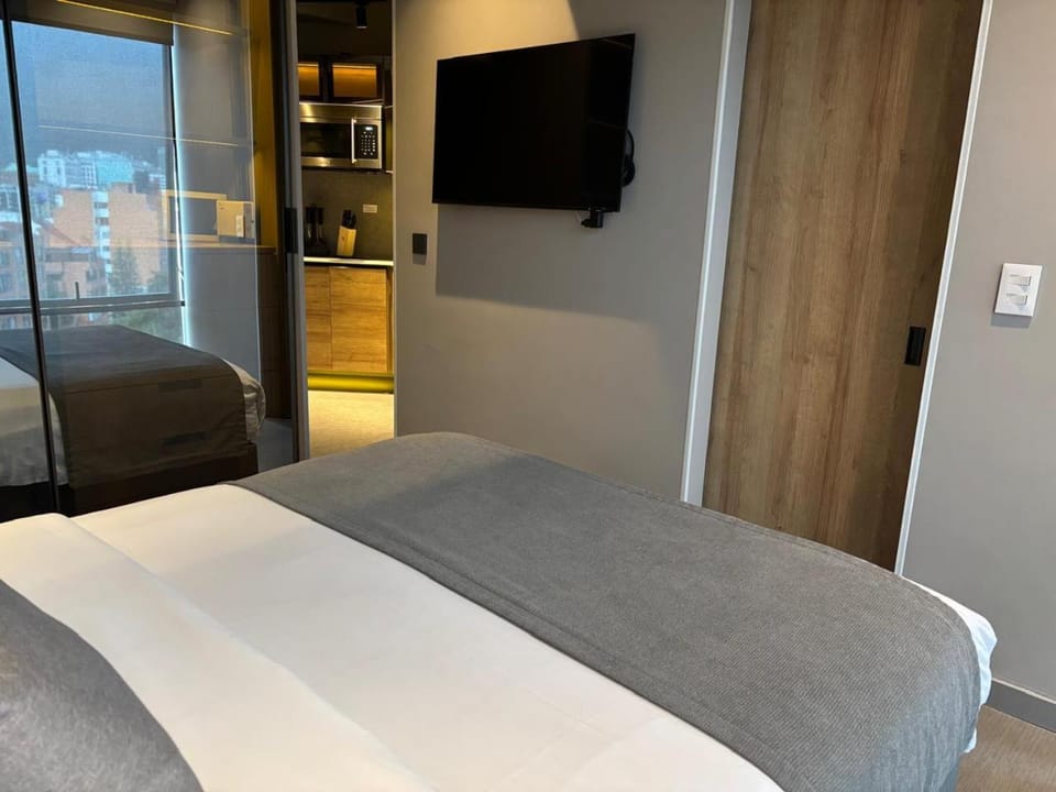 Bed, TV and multimedia, Photo of the whole room, Bedroom