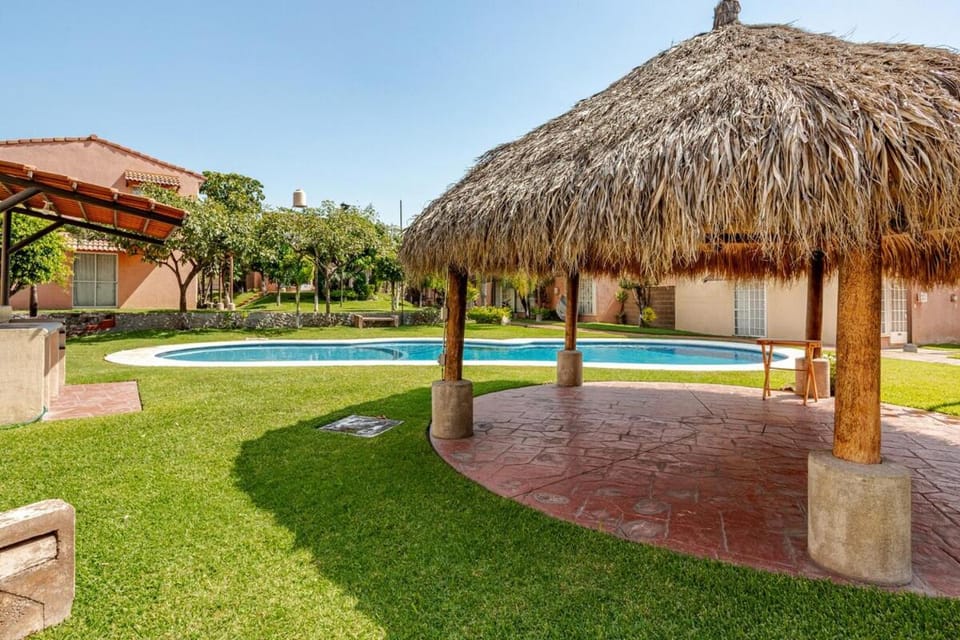 Hermosa casa, alberca, niños, mascota, jardín, facturamos House in Cuernavaca