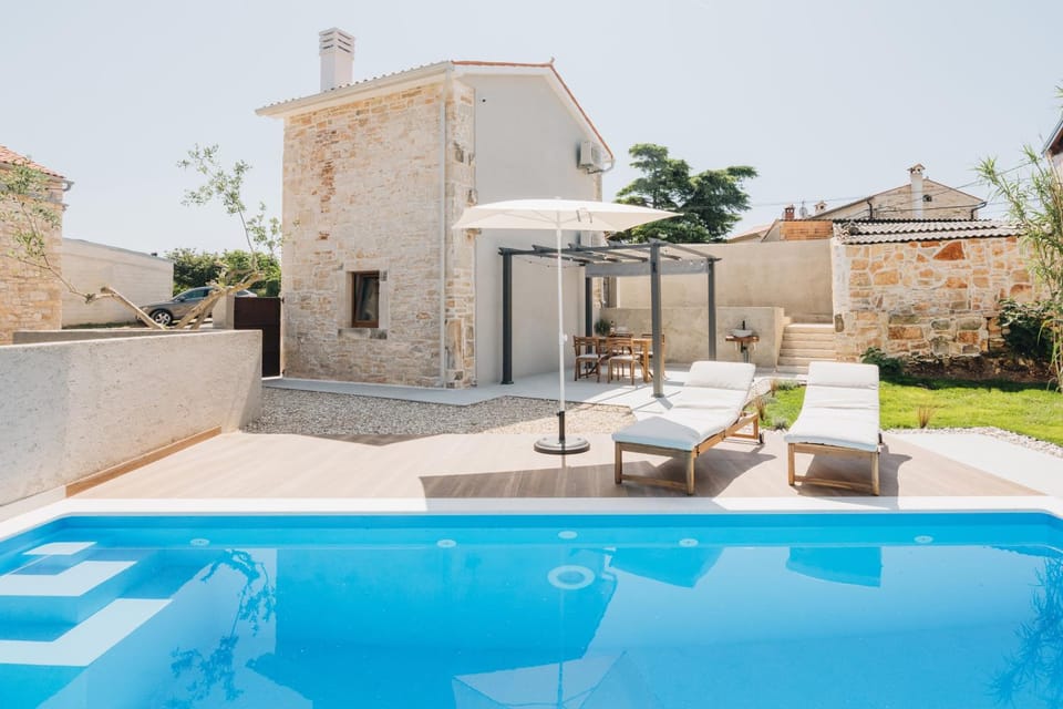 Property building, Patio, Day, Pool view, Swimming pool, sunbed
