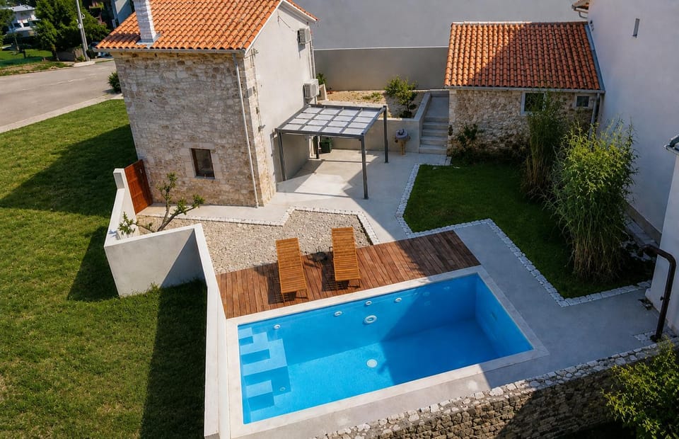 Property building, Patio, Day, Garden, Garden view, Pool view, Swimming pool, sunbed