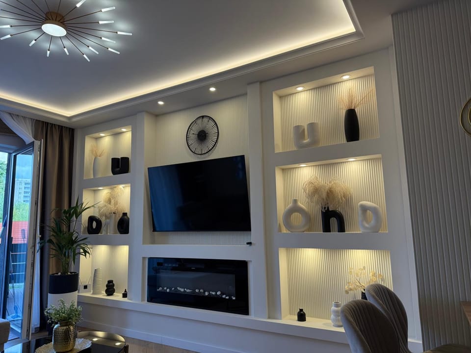 Communal lounge/ TV room, fireplace