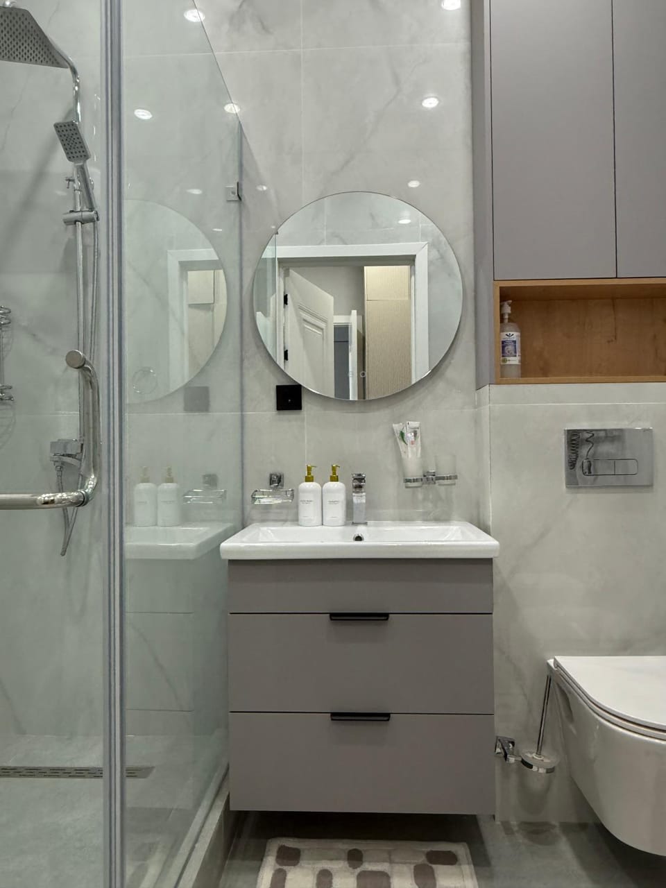 Shower, Toilet, towels