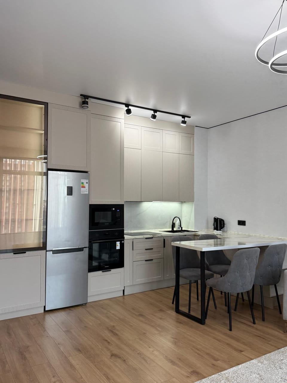 Coffee/tea facilities, Kitchen or kitchenette, Dining area, oven, stove