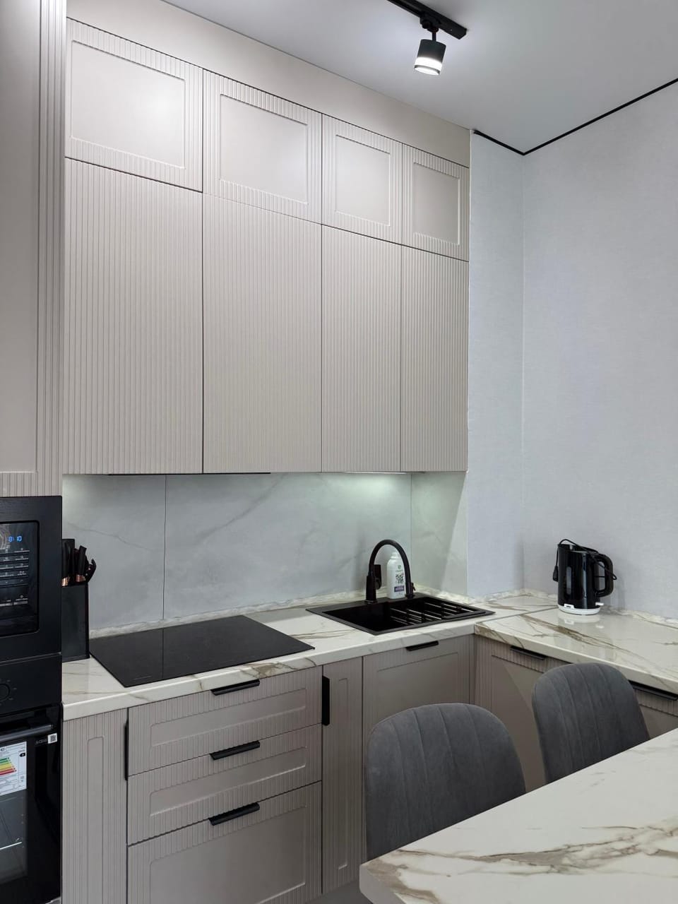Coffee/tea facilities, Kitchen or kitchenette, stove