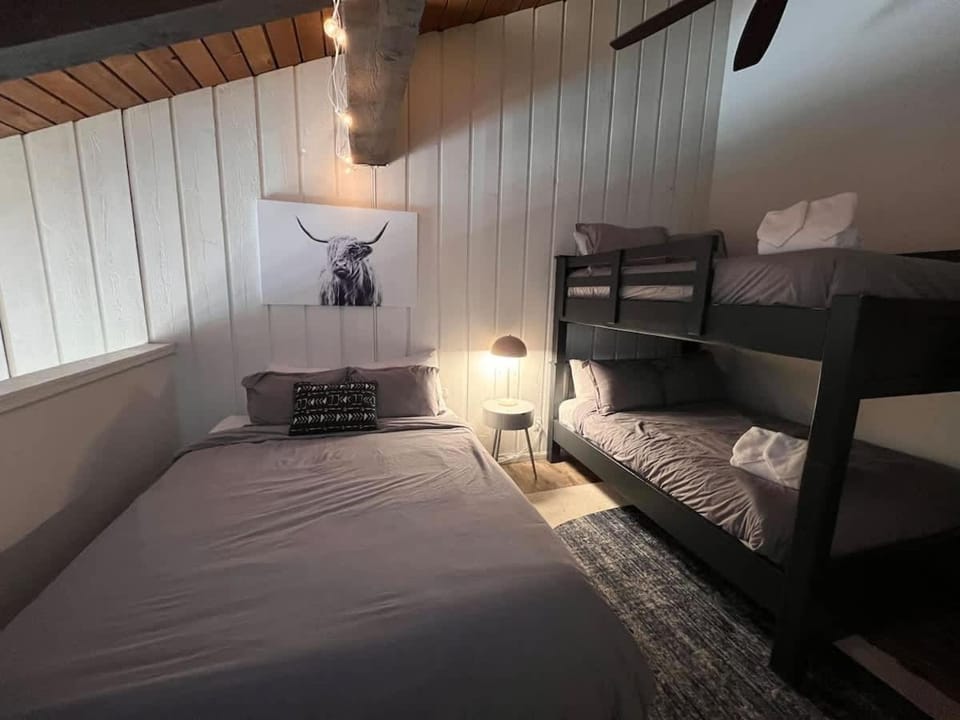 MSRC108 - Cozy Mtn Condo - Hot Tub - Walk to Canyon Lodge House in Mammoth Lakes