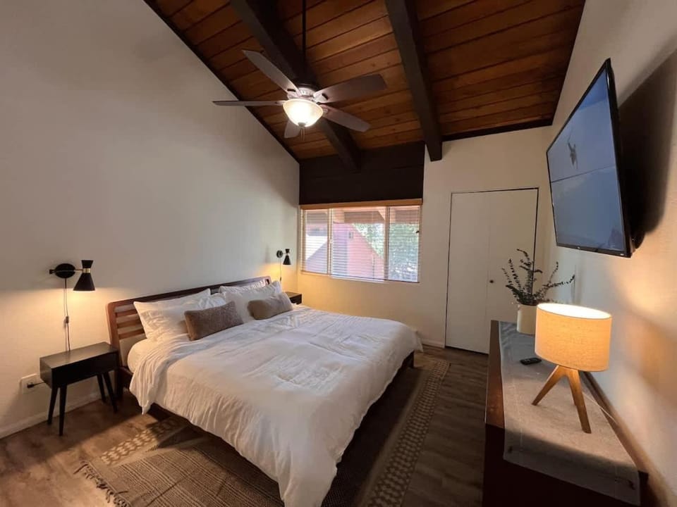 MSRC108 - Cozy Mtn Condo - Hot Tub - Walk to Canyon Lodge House in Mammoth Lakes