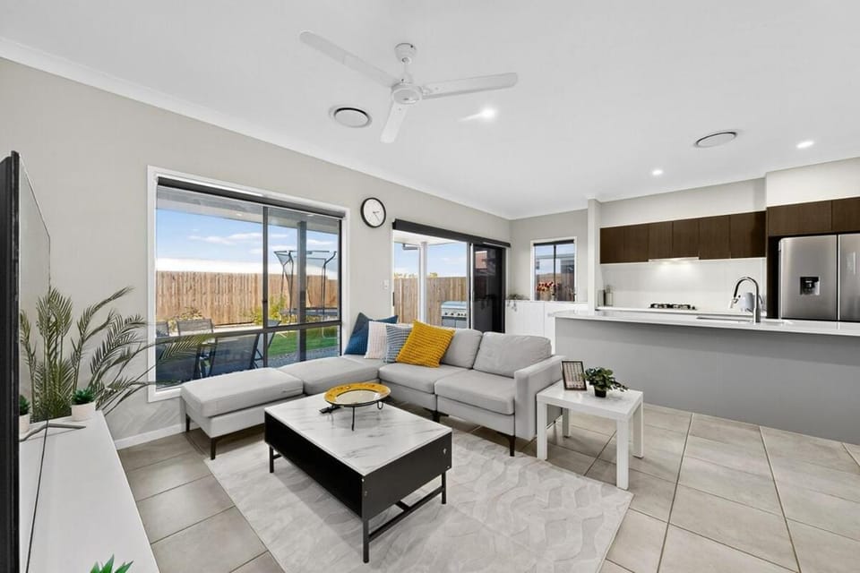 Kitchen or kitchenette, Living room, Seating area, Dining area, oven