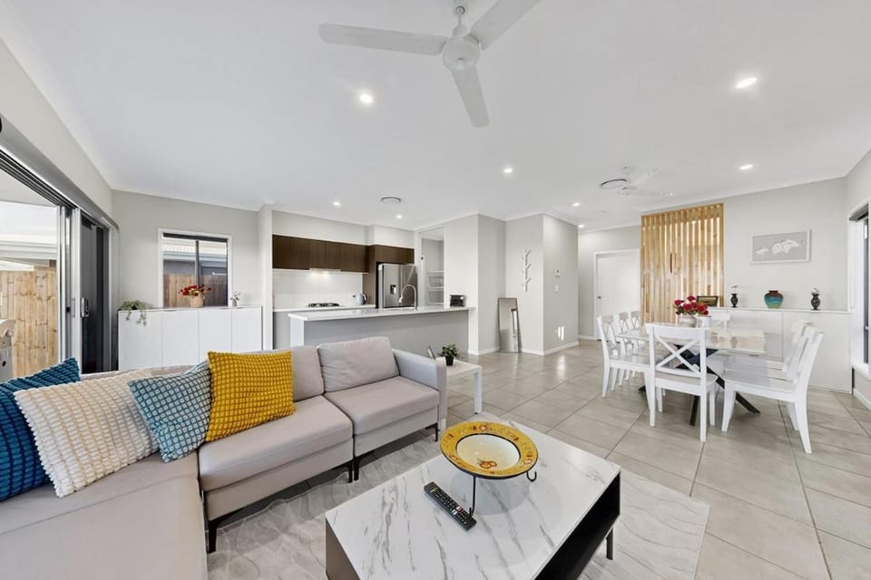 Kitchen or kitchenette, Living room, Seating area, Dining area, oven