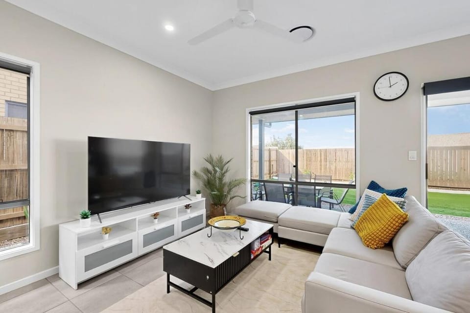 Patio, Communal lounge/ TV room, TV and multimedia, Living room, Seating area, Evening entertainment