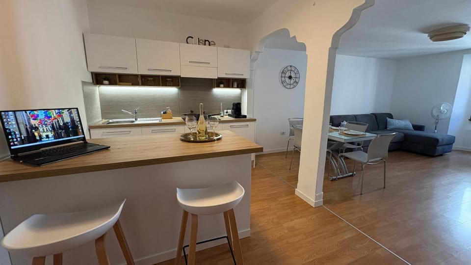 Kitchen or kitchenette, Seating area