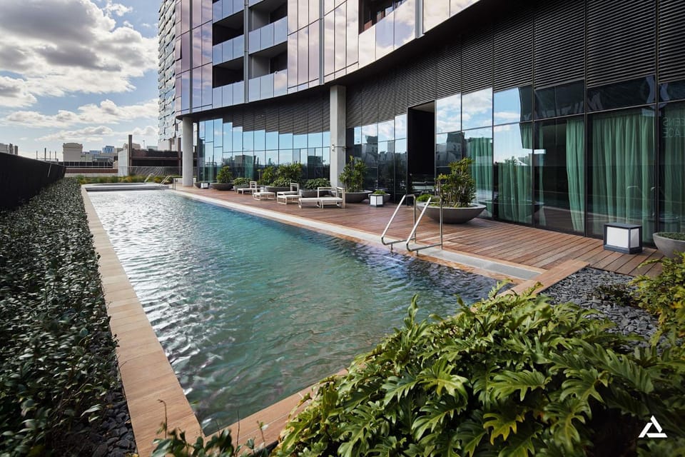 Lavish 2-Bedroom City Apartment with Pool, Sauna, Gym Apartment in Melbourne
