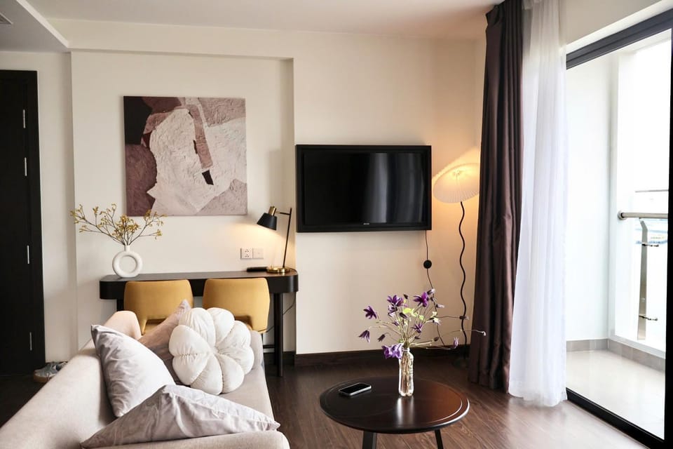 Communal lounge/ TV room, Bed, Living room, Seating area, Bedroom