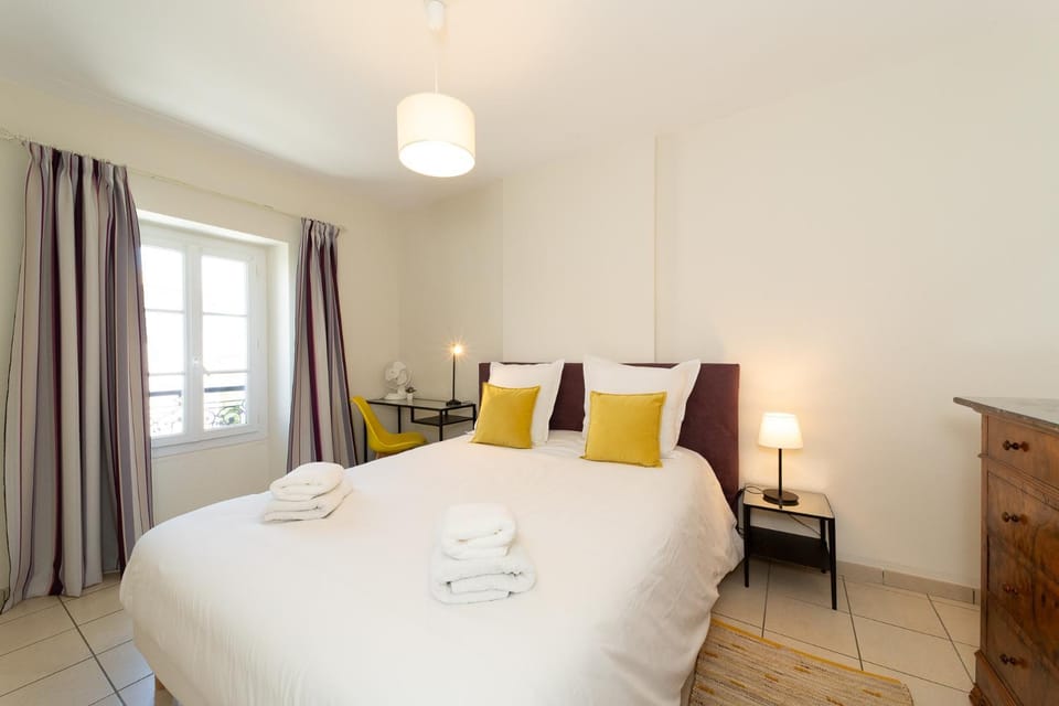 Bed, Photo of the whole room, Bedroom, storage