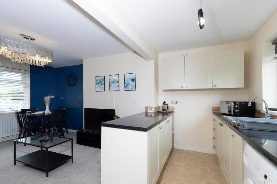Coffee/tea facilities, Kitchen or kitchenette, Living room, Seating area, Dining area, dishwasher