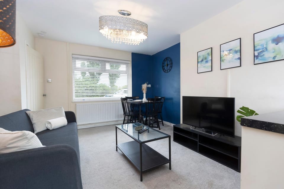 Communal lounge/ TV room, TV and multimedia, Living room, Seating area, Evening entertainment