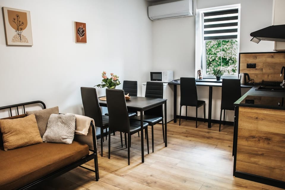 Kitchen or kitchenette, Living room, Seating area, Dining area