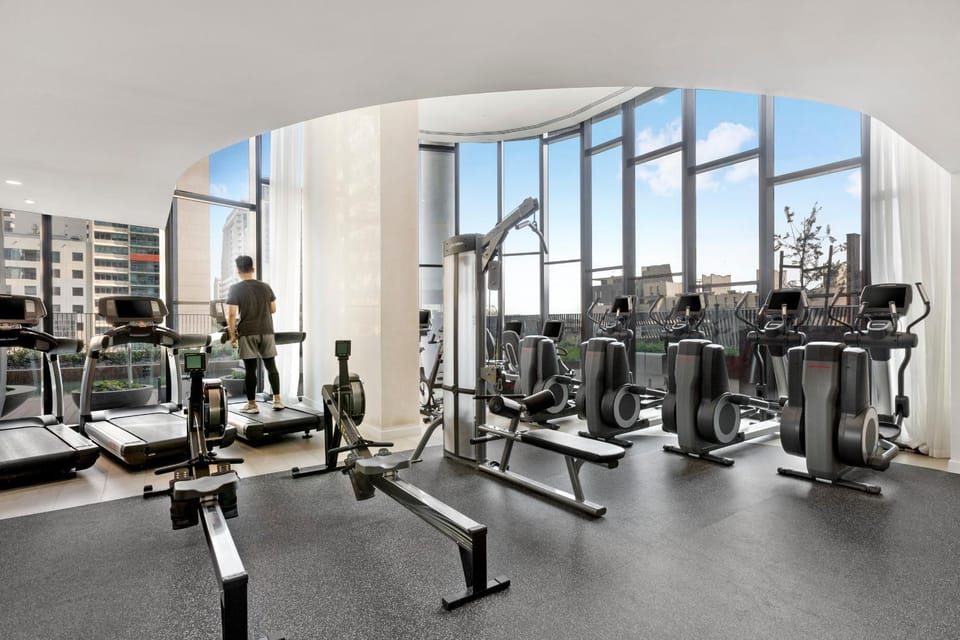 Lavish 2-Bedroom City Apartment with Pool, Sauna, Gym Apartment in Melbourne
