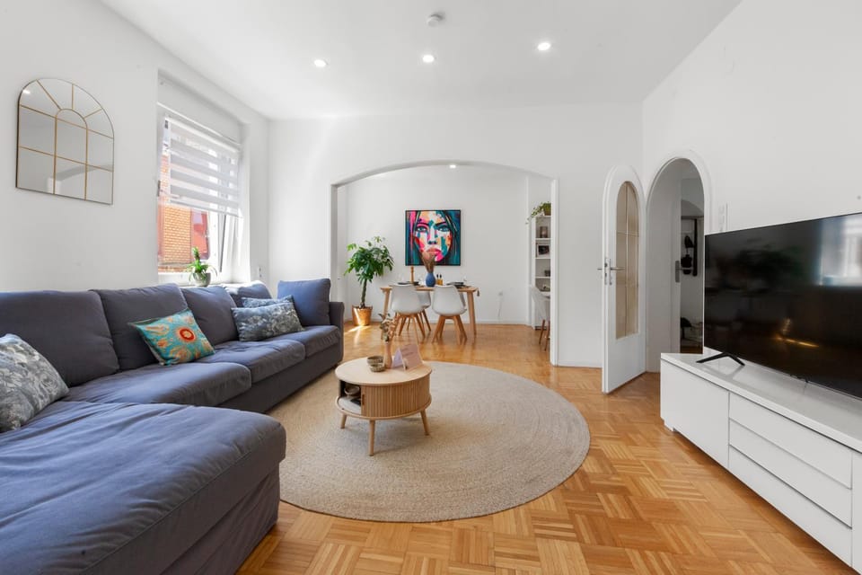 Communal lounge/ TV room, TV and multimedia, Living room, Seating area, Evening entertainment