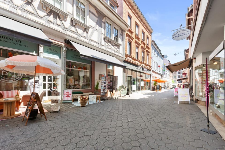 Property building, Restaurant/places to eat, Neighbourhood, City view, Street view, Location