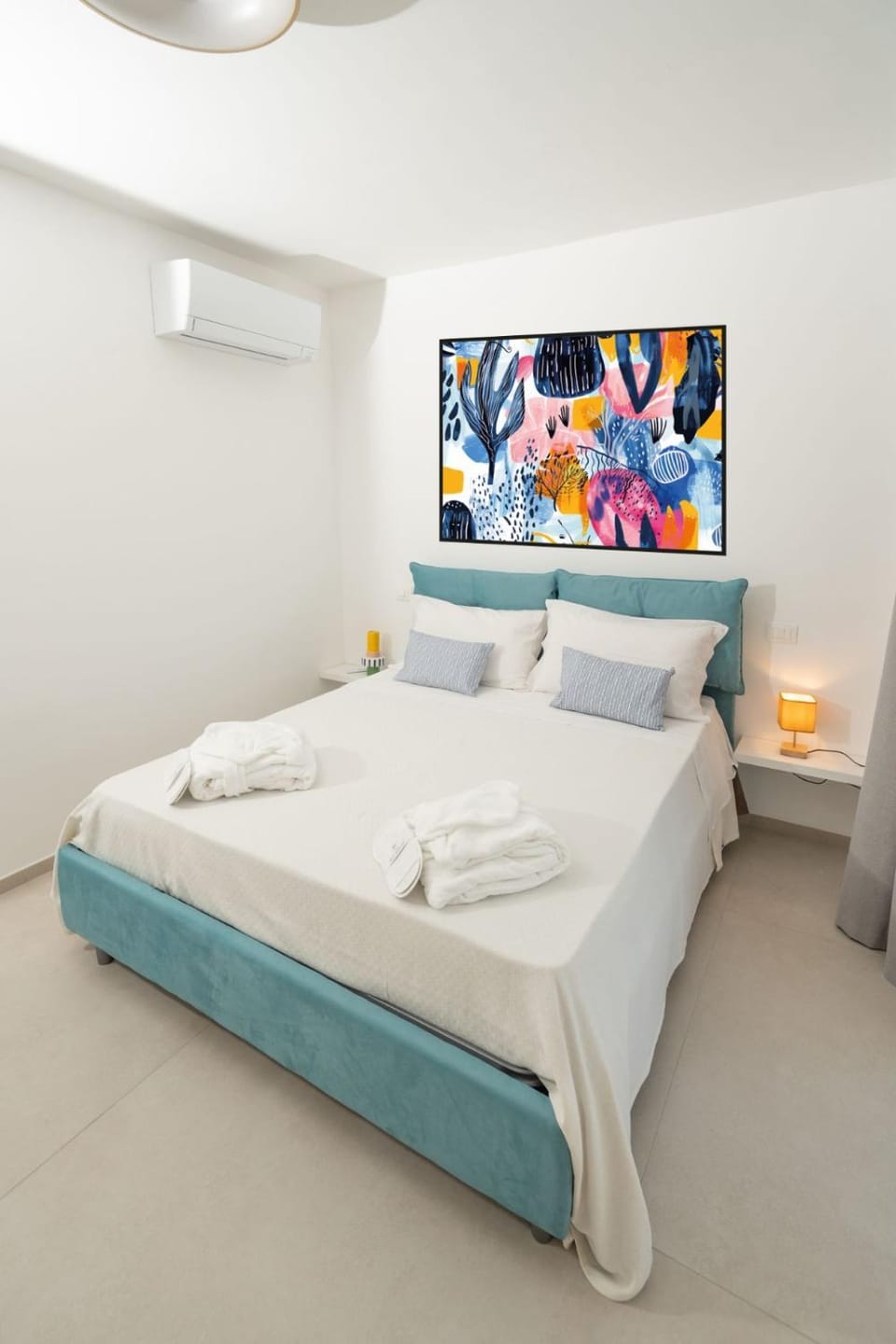 Bed, Photo of the whole room, Bedroom, minibar, towels, air conditioner