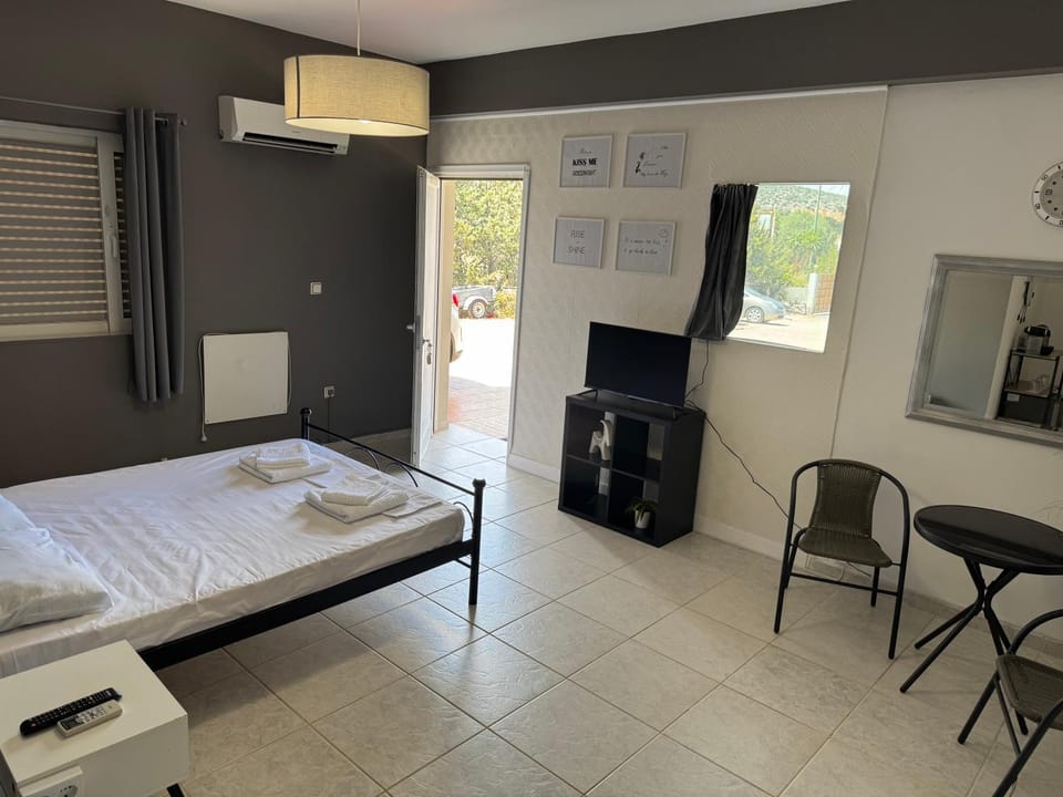 Bed, TV and multimedia, Seating area, Bedroom, towels, air conditioner