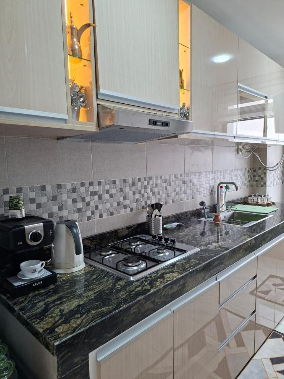 Coffee/tea facilities, Kitchen or kitchenette, stove