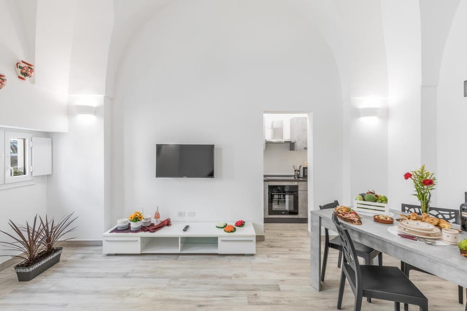 TV and multimedia, Living room, Seating area, Dining area