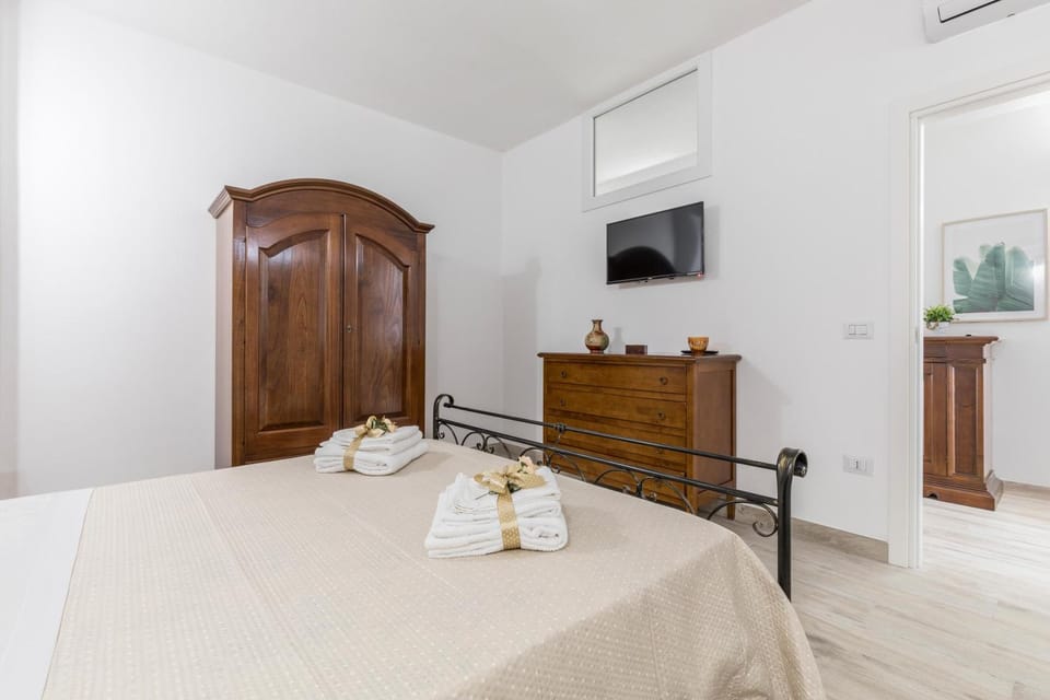 Bed, TV and multimedia, Photo of the whole room, Bedroom, air conditioner