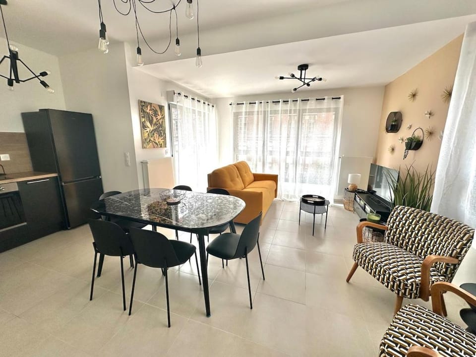 TV and multimedia, Kitchen or kitchenette, Living room, Dining area