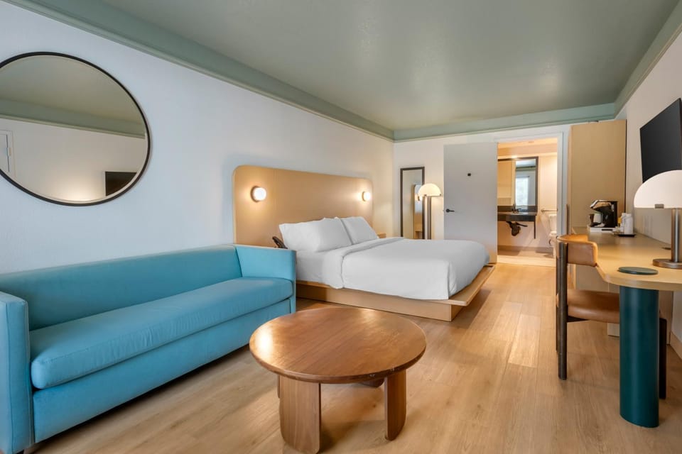 Bed, TV and multimedia, Photo of the whole room, Seating area