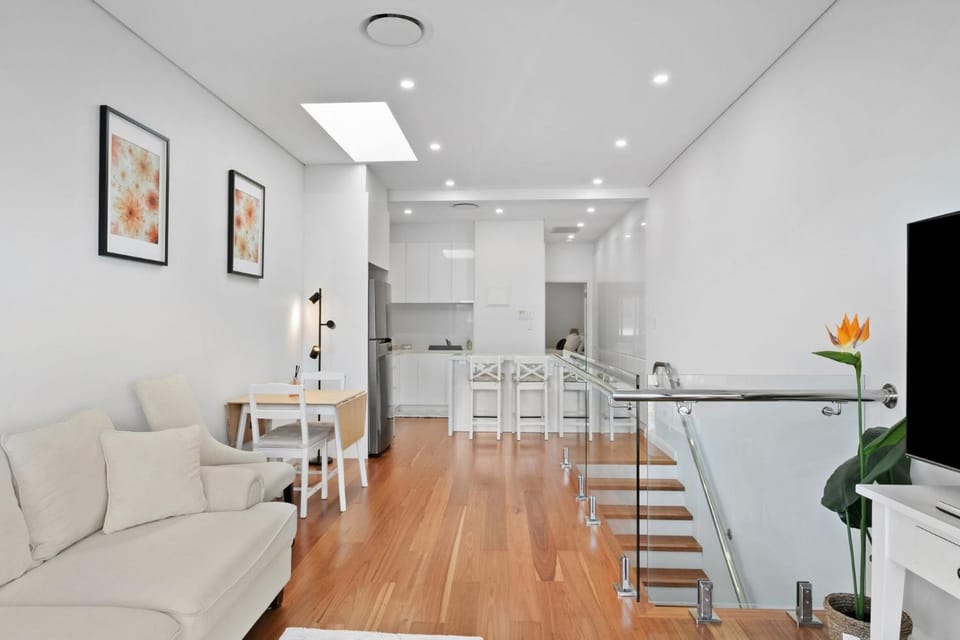 Harbour Glimpses & Modern Comfort Apartment in Sydney