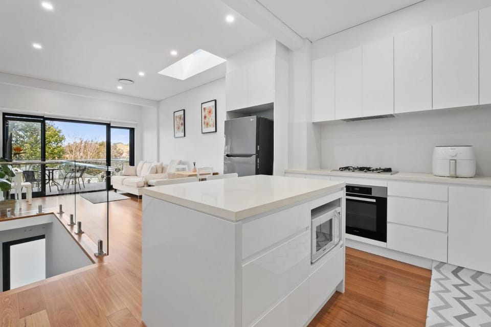 Harbour Glimpses & Modern Comfort Apartment in Sydney