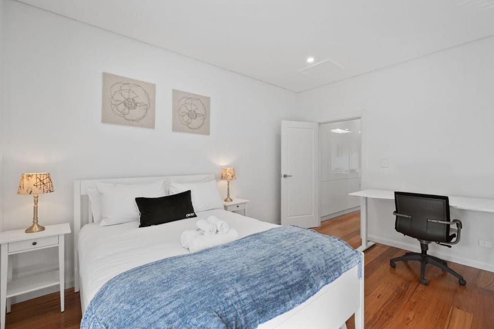 Harbour Glimpses & Modern Comfort Apartment in Sydney