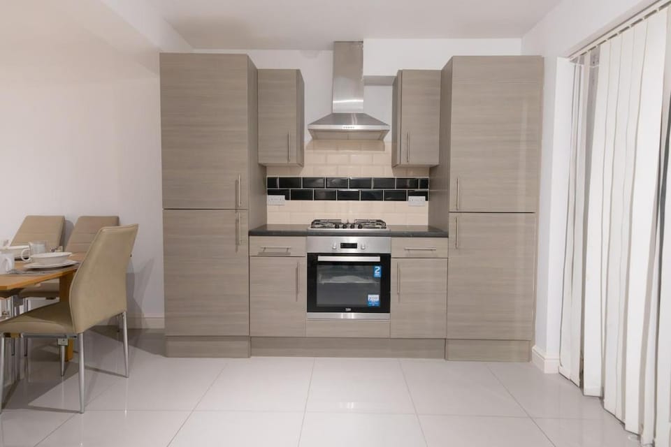 Kitchen or kitchenette, Dining area, minibar, oven, stove