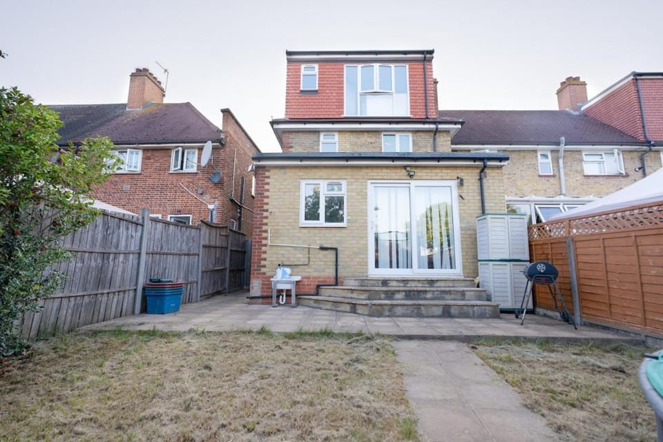 Property building, Patio, Spring, Day, Garden, Balcony/Terrace, Garden view, Street view