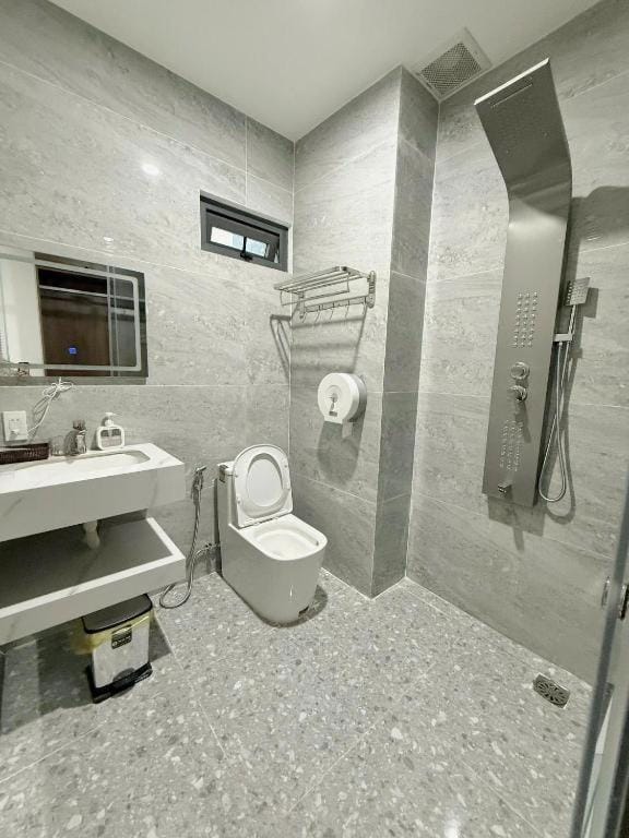 Shower, Toilet, Bathroom
