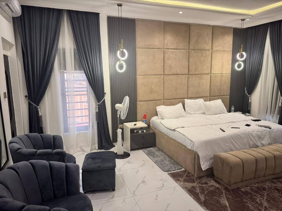 Serene Oasis in Lagos - Private Pool Relaxing Ambiance House in Lagos