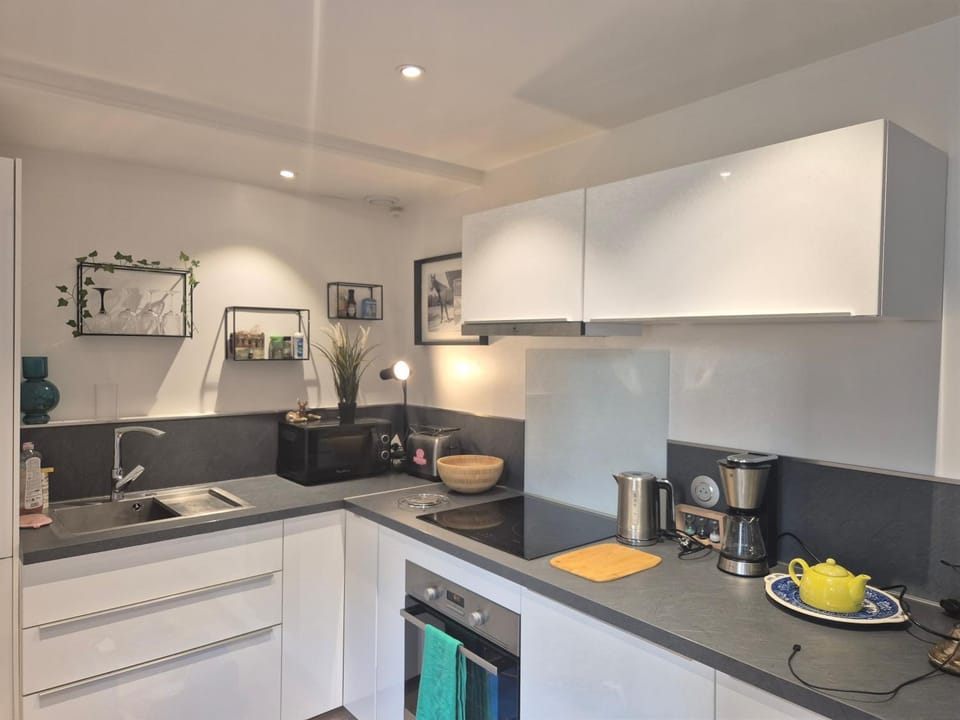 Coffee/tea facilities, Kitchen or kitchenette, stove, toaster