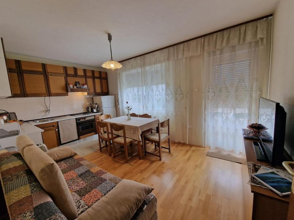 Kitchen or kitchenette, Seating area