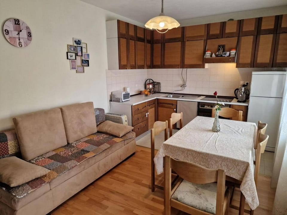 Kitchen or kitchenette, Seating area