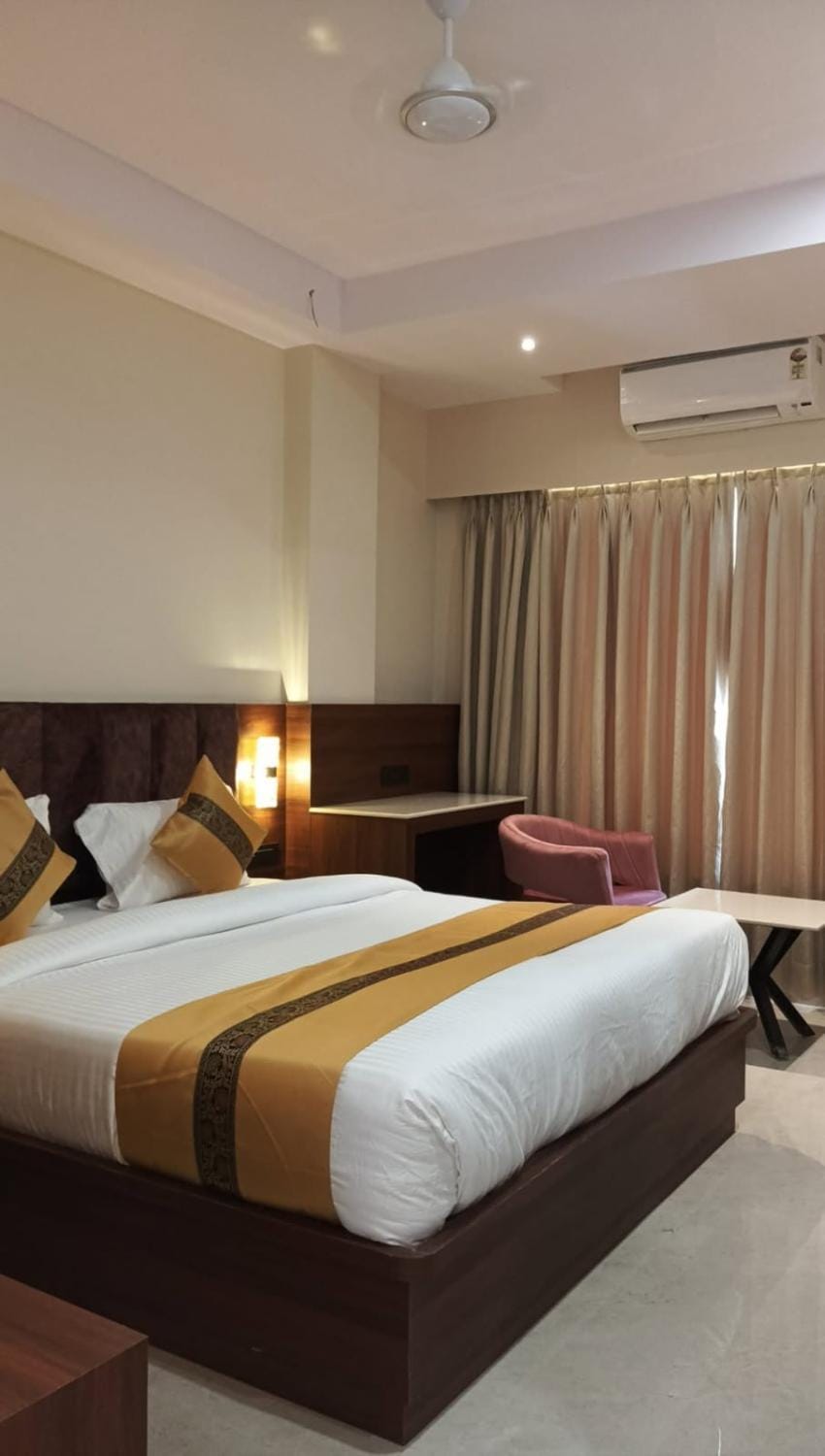 Bed, Photo of the whole room, Bedroom, air conditioner