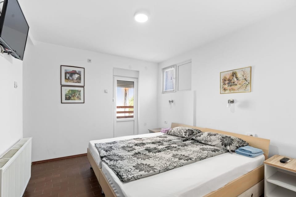 Bed, TV and multimedia, Photo of the whole room, Bedroom