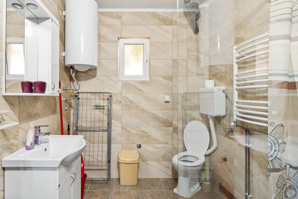 Shower, Toilet, Bathroom, towels