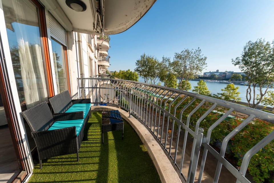 Spring, Day, View (from property/room), Balcony/Terrace, Seating area, River view